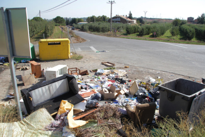 Acumulación de residuos en el cruce dels Tres Pontets.