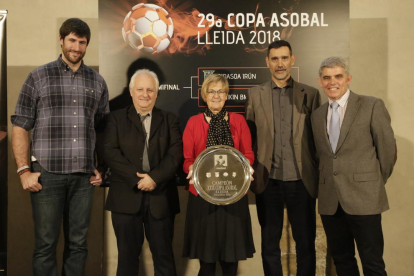 Gurutz Aguinagalde, José Manuel Vela, Montse Parra, Eugeni Serrano y Francisco Puertas, con el trofeo.