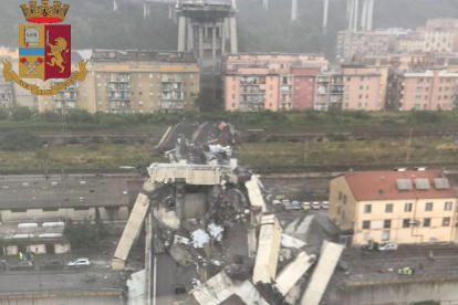 L'ensorrament d'un pont d'una autopista a Gènova causa 