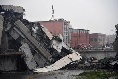 El derrumbe de un puente de una autopista en Génova causa 'decenas de muertos'