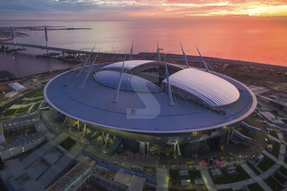 La zona superior del Zenit Arena consta de una cubierta elaborada e instalada por la empresa IASO