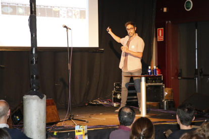 El investigador Hugo Gonzalo abordó ayer ‘la paradoja del oxígeno’ en el Cafè del Teatre. 