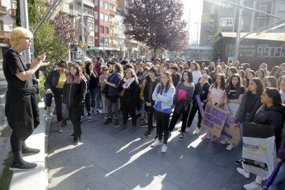 Decenas de estudiantes en la manifestación de ayer en la plaza Ricard Viñes. 