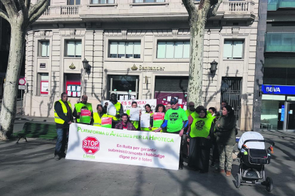 Activistes de la PAH, concentrats ahir davant d’una oficina bancària.
