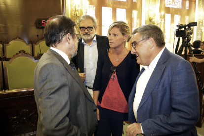 Àngel Ros, al costat de Montse Mínguez i Fèlix Larrosa, que aspiren a succeir-lo, i el secretari general de la Paeria.