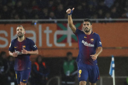 Luis Suárez, després de marcar el tercer gol del Barça, es dirigeix cap al centre del camp amb el seu company Jordi Alba.