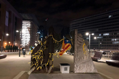 El CDR de Brussel·les va col·locar ahir llaços grocs i una estelada davant de la Comissió Europea.