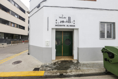 La mancha de aceite que ha quedado en la entrada de la mezquita de Alcarràs.