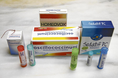 Diferents productes homeopàtics a la venda en una farmàcia de Lleida.