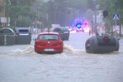 Imatge de contenidors arrossegats per l’aigua a Cambrils.