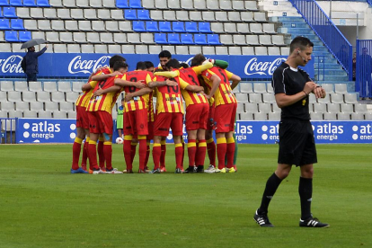 Los jugadores del Lleida, conjurados el pasado domingo antes del inicio del partido en Sabadell.