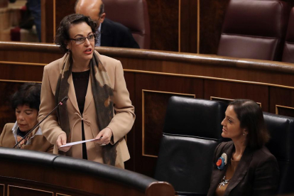 Les ministres de Treball, Magdalena Valerio (centre), i Indústria, Reyes Maroto, al Congrés dels Diputats.