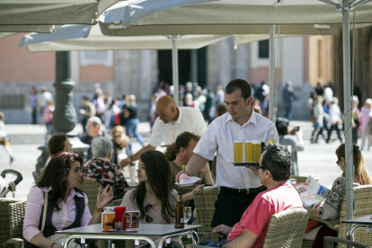 El turismo incrementa la contratación en el sector servicios, por ejemplo de camareros.
