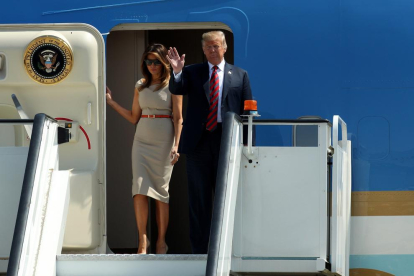 Trump y su esposa, Melania, ayer, a su llegada al Reino Unido.