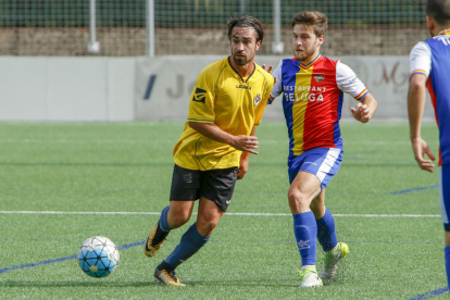 Un jugador del Tàrrega y otro del Andorra pugnan por el balón, ayer durante el partido.