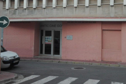 Denuncien goteres a l'antic cine Goya de Magraners un mes després de la substitució de la coberta