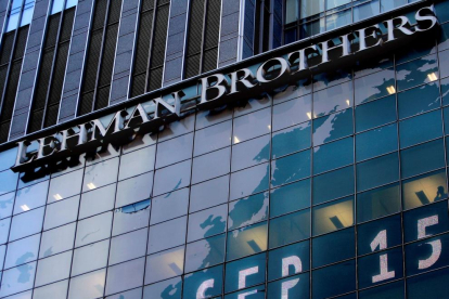 Logotipo del bando Lehman Brothers en la sede mundial de la compañía (Nueva York), archivo.