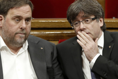 Oriol Junqueras y Carles Puigdemont durante el pleno del Parlament.