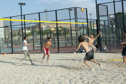 Joves de Cervera jugant a vòlei platja a la nova pista que s’ha habilitat a la ciutat.