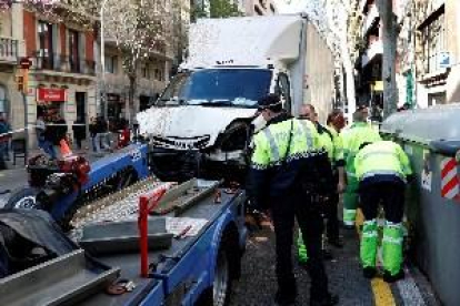 Siete heridos, ninguno grave, al quedarse un camión sin frenos en Barcelona