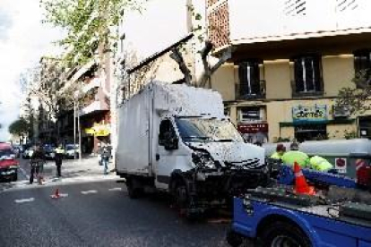 Siete heridos, ninguno grave, al quedarse un camión sin frenos en Barcelona