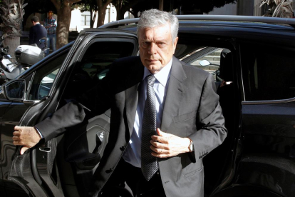 L’expresident de la CAM Modesto Crespo arriba a l’Audiència Provincial d’Alacant.