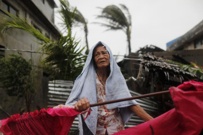 Imatge d’una dona que trasllada efectes personals, ahir a les Filipines.