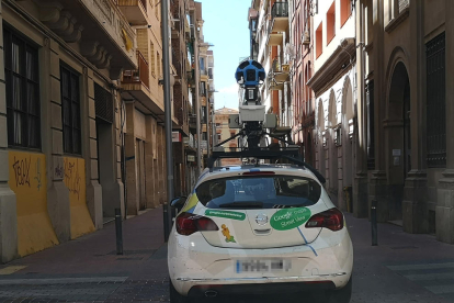 El vehículo de Google, ayer en la calle Comerç de Lleida. 