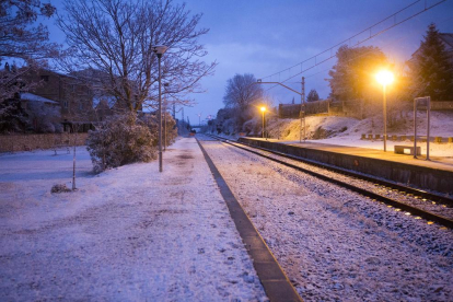 Imatge de la neu a les vies del tren de Sant Guim de Freixenet, ahir a la tarda.