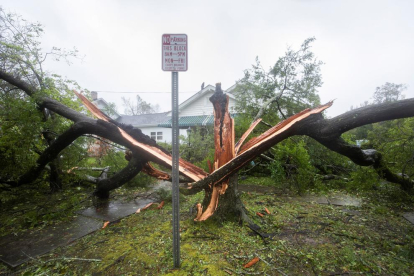 Imatges de l’estat dels carrers i avingudes en poblacions de Carolina del Nord, després del pas de l’huracà Florence.