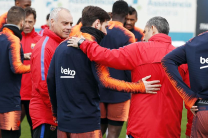 Messi se reincorporó ayer al equipo tras su reciente paternidad y fue felicitado por sus compañeros.