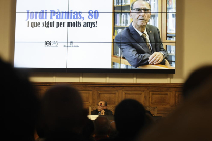 El poeta Jordi Pàmias va rebre ahir un homenatge literari a l’IEI el dia del 80è aniversari.
