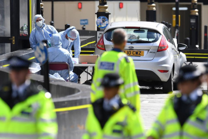 Imagen de oficiales forenses analizando el vehículo que chocó contras el Parlamento británico.