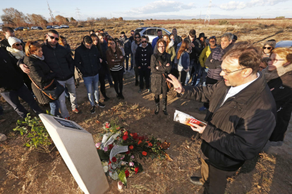 Familiares y amigos de Marta Sòria le rindieron ayer homenaje con un monolito en el lugar donde se produjo el fatal accidente. 