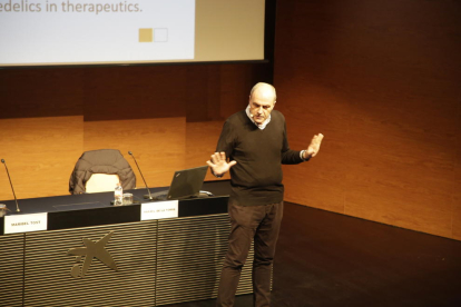 Imatge del doctor Rafael de la Torre durant la seua xarrada d’ahir al CaixaForum de Lleida.