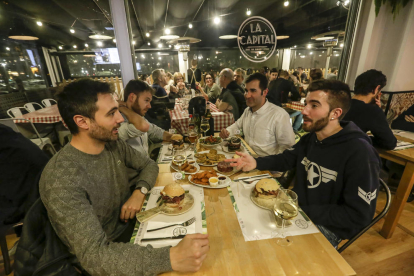 Lleidatans sopant ahir a la nit al restaurant La Capital, al barri de Cappont.