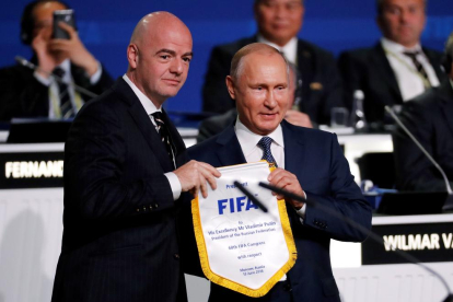Gianni Infantino y Vladimir Putin, ayer en el Congreso que la FIFA celebró en Moscú en la víspera del inicio del Mundial