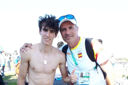 Bernat Erta, ahir a Buenos Aires al costat del seu pare, Quim Erta, un dels tècnics de la selecció.