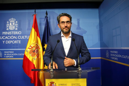 El ministre de Cultura i Esport, Màxim Huerta, anuncia la seua dimissió del càrrec.