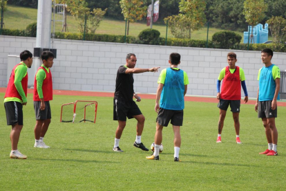 Pep Muñoz dando instrucciones a los jugadores del Qingdao Huanghai durante un entrenamiento.