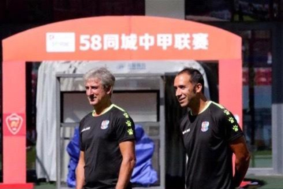 Pep Muñoz dando instrucciones a los jugadores del Qingdao Huanghai durante un entrenamiento.
