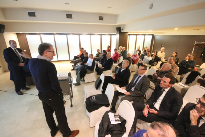Imatge d’una reunió informativa feta per Cudós Consultors en un hotel de Lleida amb afectats pel ‘dieselgate’.