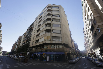 El joven cayó desde el último piso de este inmueble entre Bisbe Ruano y Vallcalent. 