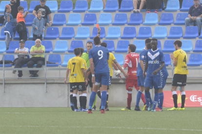 Noel Carbonell, disputant una pilota amb un jugador del Badalona, ahir durant la segona part del partit a Badalona.