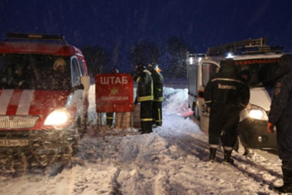 Servicios de emergencia rusos a su llegada al lugar del siniestro.