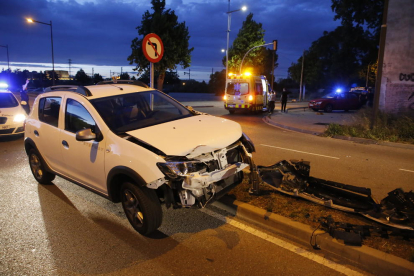 Uno de los vehículos accidentados la noche del martes en la avenida Josep Tarradellas, en Cappont. 