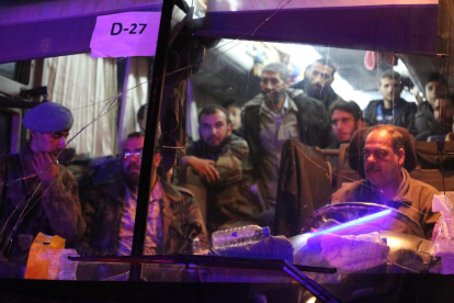 Civiles evacuados de la ciudad de Duma llegan a Alepo.