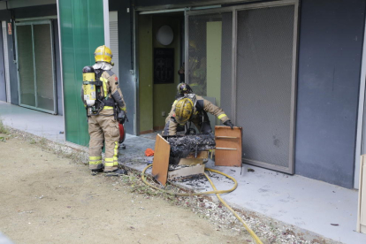 Los Bomberos sofocan un fuego en la planta baja de un piso de Pardinyes