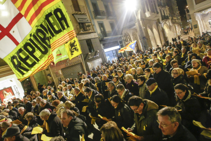 Els cantaires van tornar a prendre ahir la plaça Paeria de Lleida en record dels “presos polítics” i els “exiliats”.