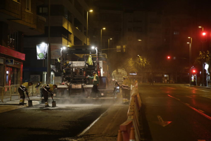 Trabajos nocturnos para asfaltar la avenida Catalunya.